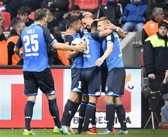 Pavel Kadeábek (vpravo) oslavuje se spoluhrái jednu z branek Hoffenheimu...
