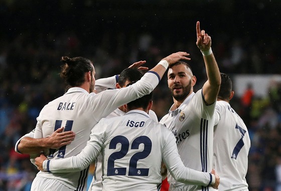 Fotbalisté Realu Madrid oslavují branku Karima Benzemy proti Bilbau.