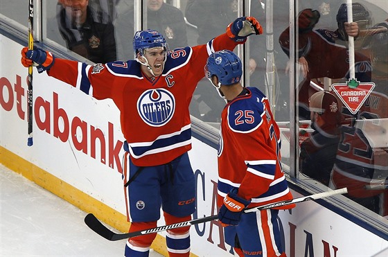 Hokejisté Edmontonu Connor McDavid (vlevo) Darnell Nurse se radují z gólu,...