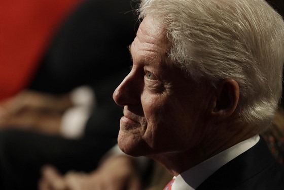 Bill Clinton bhem poslední televizní debaty (20. íjna 2016)