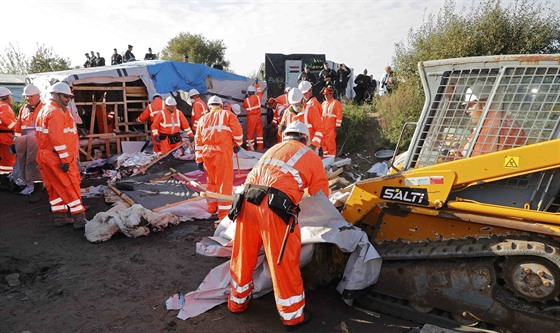 V Calais zaali s demolicí tábora (25. íjna 2016)