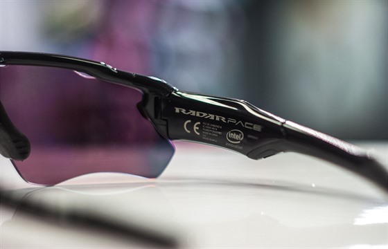 TEST: Oakley Radar Pace jsou brle, se ktermi si mete popovdat