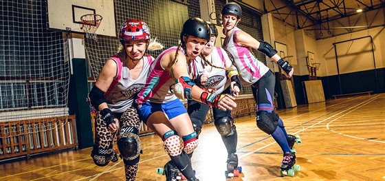 Roller derby je tvrdý sport na kolekových bruslích.