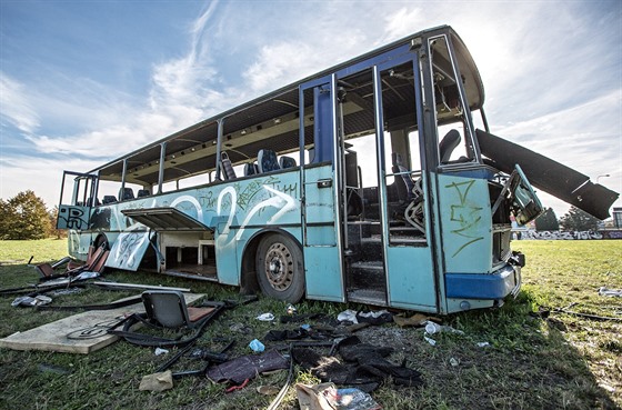 Vytrhané sedaky, rozbitá okna, zdevastovaný interiér a vude okolo odpadky....