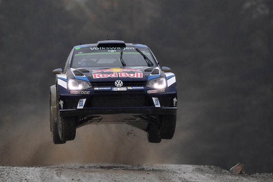 Sebastian Ogier se svým Volkswagenem bhem Britské rallye.