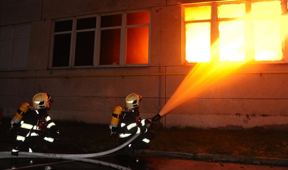 Hasii zasahovali u poáru galvanovny v Praze (27.10.2016).