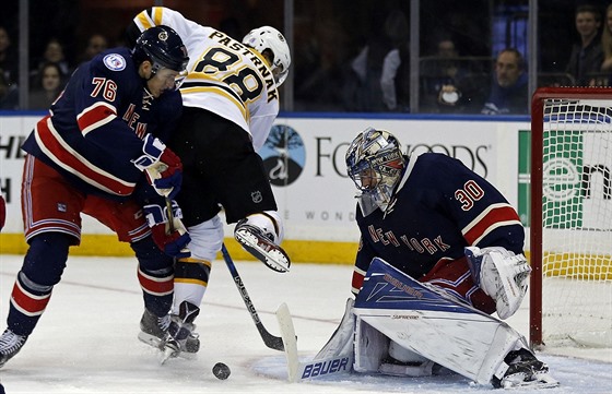 David Pastrák z Bostonu se snaí prosadit ped brankáem New York Rangers...