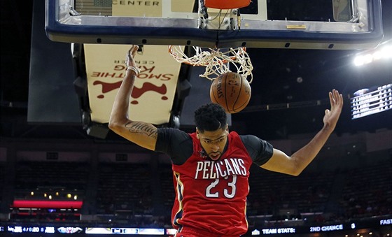 Anthony Davis z New Orleans po smei do koe Denveru.