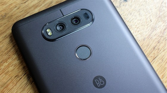 LG V34 s duálním fotoaparátem a snímaem otisk prst