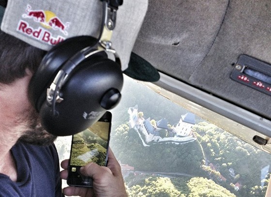 Vavinec Hradilek si z letadla fot Karltejn.