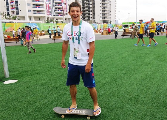 Jií Prskavec na skateboardu v Olympijské vesnici v Riu