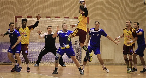 Momentka z utkání házenkáské extraligy KP Brno (modrá) vs. Dukla Praha