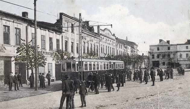 Tramvaje jezdily po Karvinsku v minulém století. Jedna ze zastávek byla...