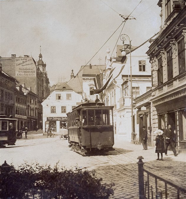 Praská ulice u Soukenného námstí v centru Liberce kolem roku 1900.