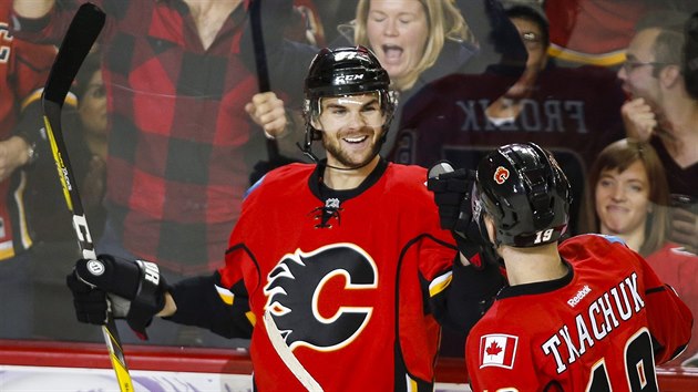 Michael Frolík (vlevo) z Calgary se raduje z gólu se spoluhráčem Matthewem... Michael Frolík (vlevo) z Calgary se raduje z gólu se spoluhráčem Matthewem...