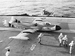 Britsk letoun Sea Venom pokozen protiletadlovou stelbou pistl bez...
