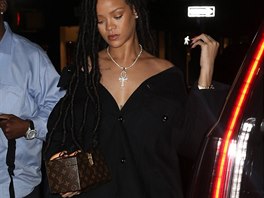 Rihanna s napletenmi dredy (jen 2016)