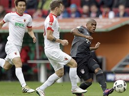 Kdelnk Bayernu Douglas Costa (vlevo) v akci v zpase s Augsburgem.