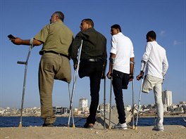 VÁLKA. tyi pátelé z Palestiny, kteí byli zranni bhem boj, se procházejí...