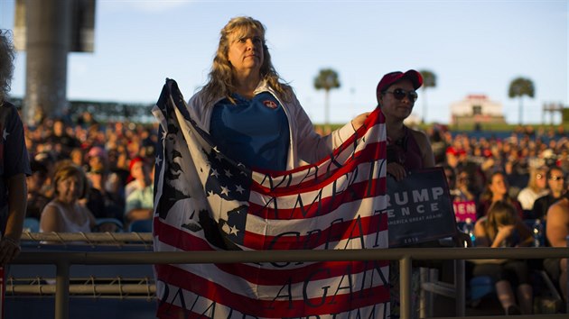 Fanynky Donalda Trumpa na mtinku v Tamp na Florid. (24.10. 2016)