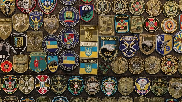 Odznaky ukrajinskch prapor na zbrojnm veletrhu v Kyjev (11. jna 2016)
