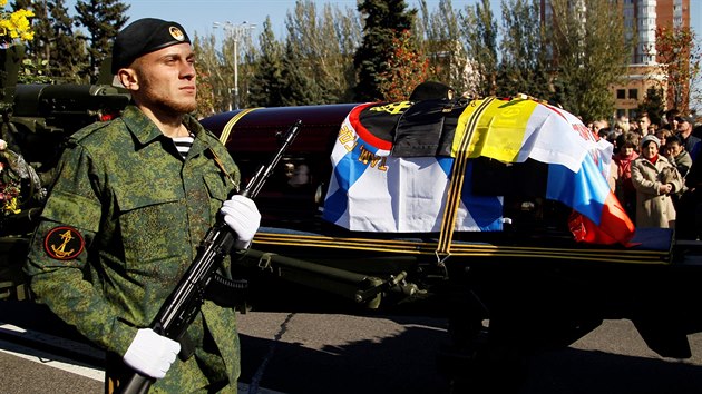 Poheb separatistickho velitele Arsenije Pavlova zvanho Motorola v Doncku (16. jna 2016)