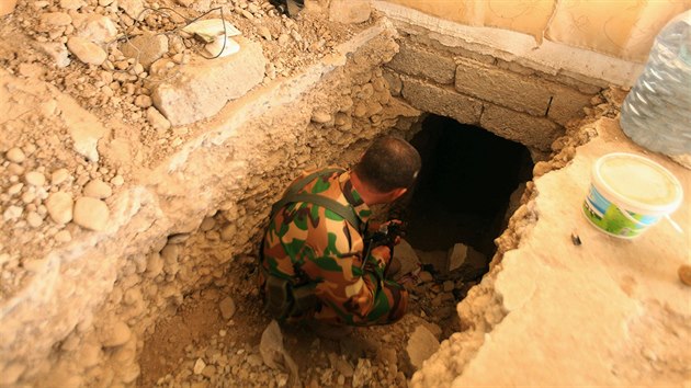 Bojovnci Islmskho sttu vykutali pod msty v okol Mosulu dmysln labyrint tunel (19. jna 2016)