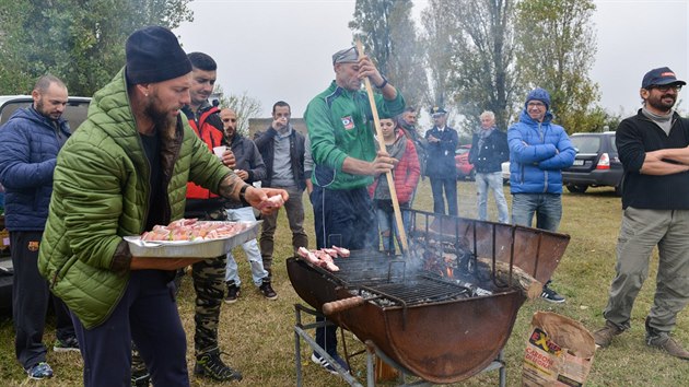 Italsk barikdy proti migrantm. Obyvatelm obce Gorino pi obran jejich vesnice ped dvancti africkmi dvkami vyhldlo (25. jna 2016)