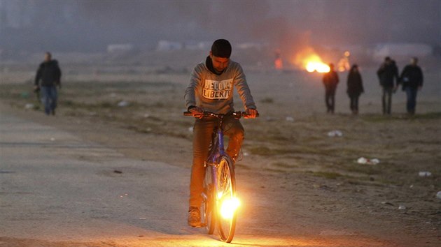 U Calais pokrauje vyklzen uprchlickho slumu zvanho Dungle (25. jna 2016)