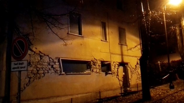 Siln otesy poboily budovy v obci Visso ve stedn Itlii (26. jna 2016)
