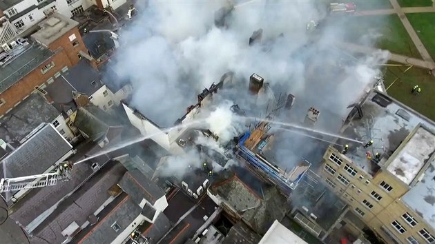 Zbry pozen policejnm dronem ukazuj zpas hasi s ohnm, kter zachvtil patrn nejstar anglick hotel (29. jna 2016)