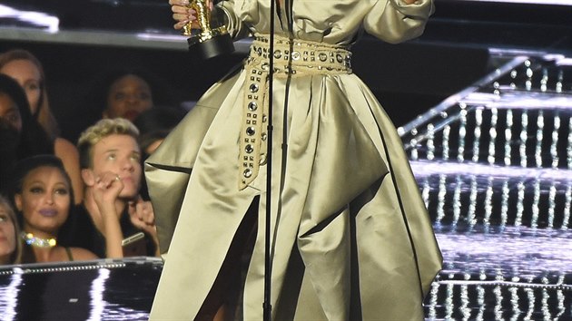 Rihanna na MTV Video Awards, kde obdrela cenu Michael Jackson Video Vanguard Award (29. srpna 2016)
