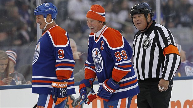 Wayne Gretzky (uprosted) se smje po debat s rozhodm a Glennem Andersonem v zpase vetern pod otevenm nebem mezi Winnipegem a Edmontonem.