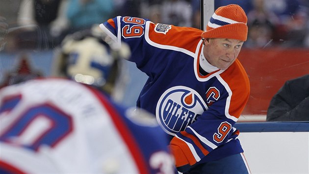 Wayne Gretzky hled volnho spoluhre v zpase vetern pod otevenm nebem mezi Winnipegem a Edmontonem.