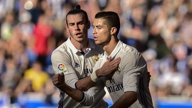 Gareth Bale a Cristiano Ronaldo slav vyrovnvac gl na hiti Alavse. Z penalty ho vstelil portugalsk tonk.