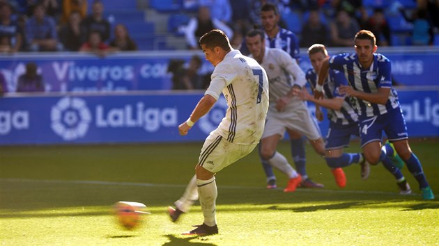 Cristiano Ronaldo z Realu Madrid promuje penaltu v utkn s Alavsem.