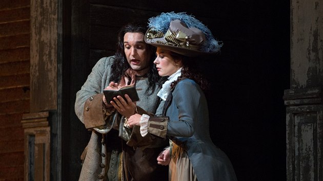 Adam Plachetka jako Leporello a Malin Bystrom jako Donna Elvra v inscenaci Mozartova Dona Giovanniho v Metropolitn opee
