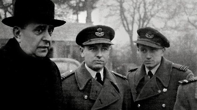 Nvtva Jana Masaryka u 313. eskoslovensk sthac perut RAF. Uprosted Stanislav Rejthar, vpravo Bohuslav Kimlika.