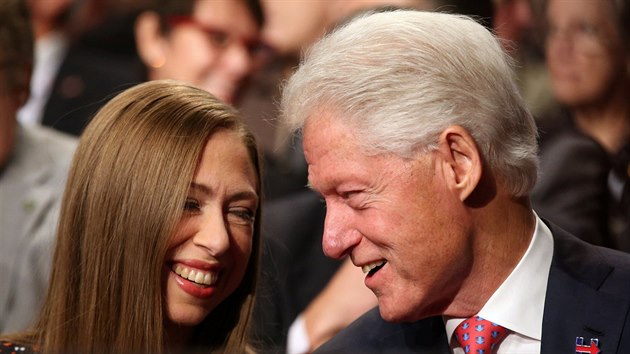 Bill Clinton a Chelsea Clinton bhem debaty (20. jna 2016)