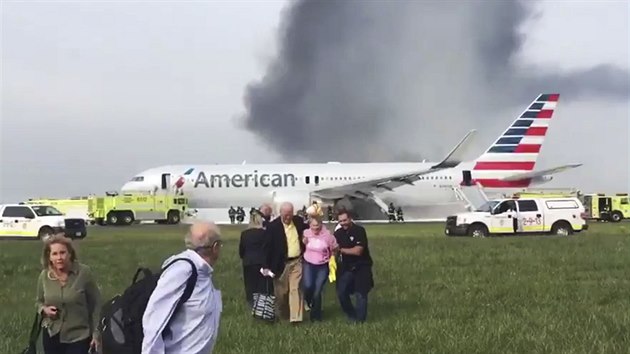 Na chicagskm O'Hareov letiti se vzntil boeing spolenosti American Airlines (29. jna 2016).