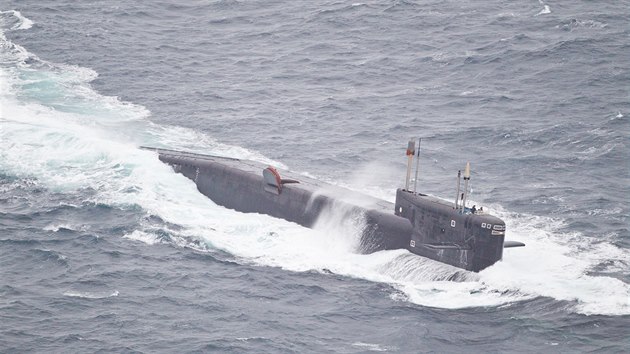 Rusk ponorka tdy Delta IV doprovz flotilu Barentsovm moem