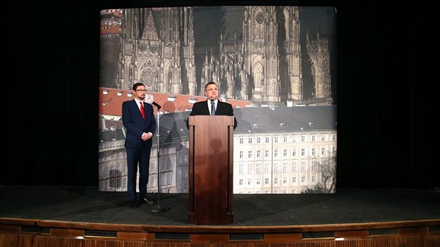 Mluv prezidenta Ji Ovek (vlevo) a hradn protokol Jindich Forejt na tern tiskov konferenci. (25. jna 2016)