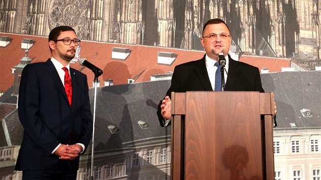 Mluv prezidenta Ji Ovek (vlevo) a hradn protokol Jindich Forejt na tern tiskov konferenci. (25. jna 2016)