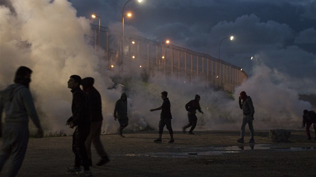 Migranti z dungle v Calais se v noci na nedli stetli s podkovou policici (22. jna 2016).