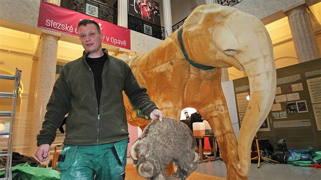 Prepartor Roman Kraus s tlapou slonho samce Calvina, vzadu ob model slona indickho. (25. jna 2016)