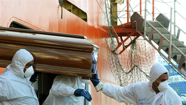 Zchrani vynej rakve z norsk lodi Siem Pilot v pstavu Palermo v Siclii. Lo vezla zhruba 1100 migrant a 17 tl do pstavu. (24. jna 2016)
