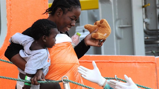 Zchrani pomhaj migrantm z norsk lodi Siem Pilot v pstavu Palermo v Siclii. Lo vezla zhruba 1100 migrant a 17 tl do pstavu. (24. jna 2016)