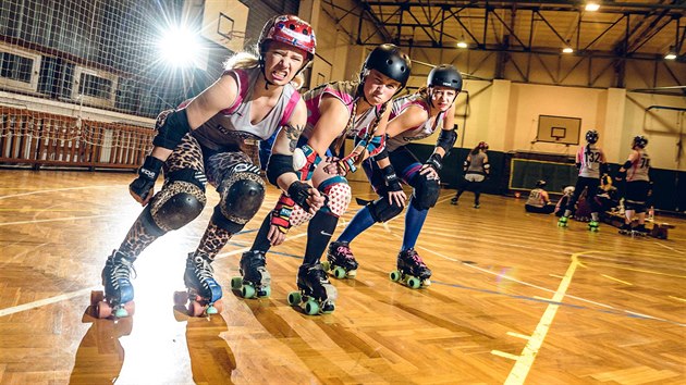 Roller derby je tvrd sport na kolekovch bruslch.