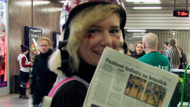 Hrky Roller derby z Proseka ve stanici metra I. P. Pavlova.