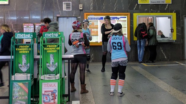 Hrky Roller derby z Proseka ve stanici metra I. P. Pavlova.